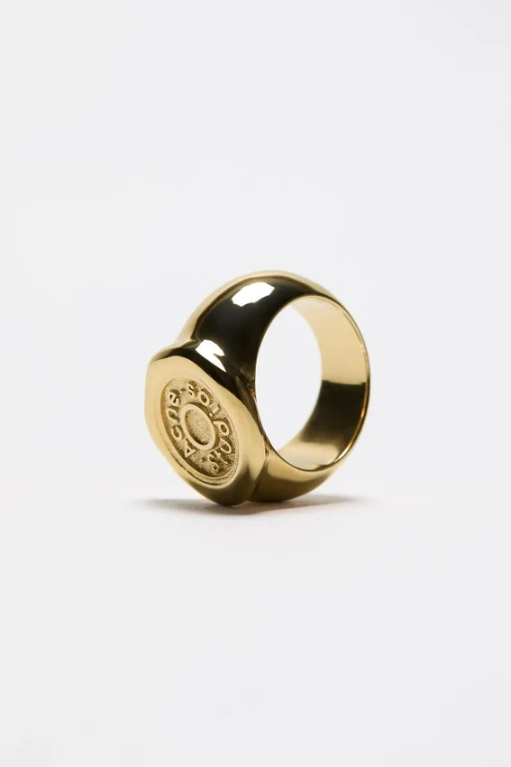 Ring med logostämpel