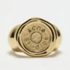 Ring med logostämpel