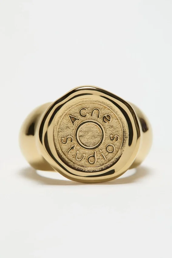 Ring med logostämpel