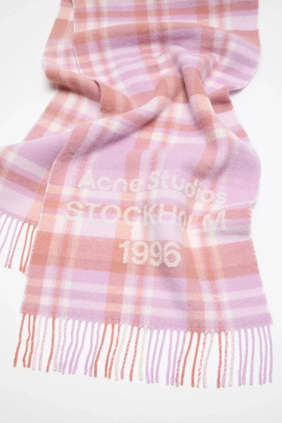 Scarf med rutmönster och logotyp – bred