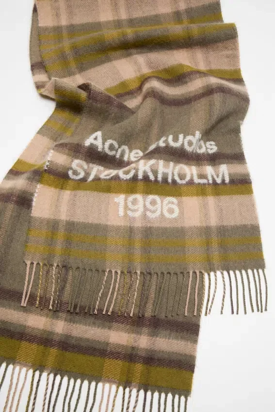 Scarf med rutmönster och logotyp – bred