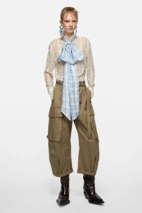 Sidenblus med scarf