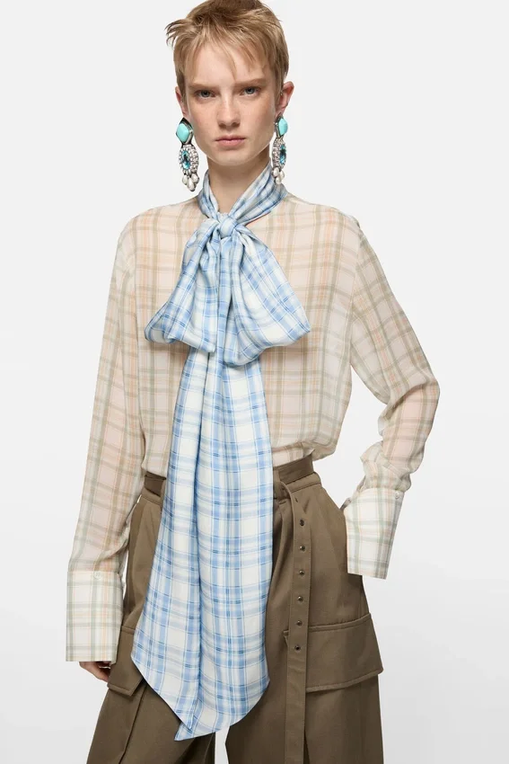 Sidenblus med scarf