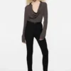 Silkesblus med cowl-hals