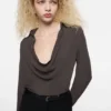 Silkesblus med cowl-hals