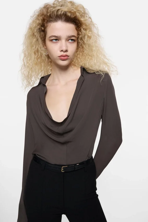 Silkesblus med cowl-hals