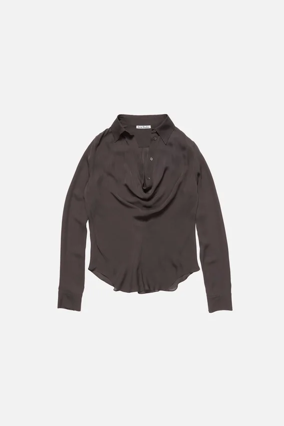 Silkesblus med cowl-hals