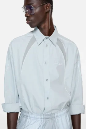 Skjorta med broderad logotyp och knappar