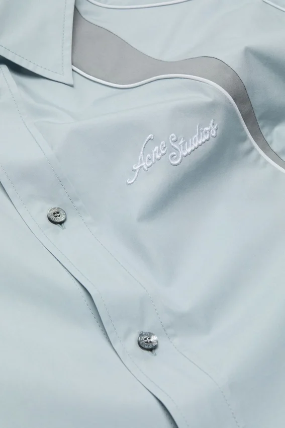Skjorta med broderad logotyp och knappar