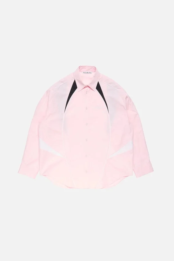 Skjorta med broderad logotyp och knappar
