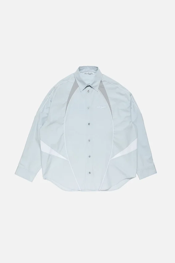 Skjorta med broderad logotyp och knappar