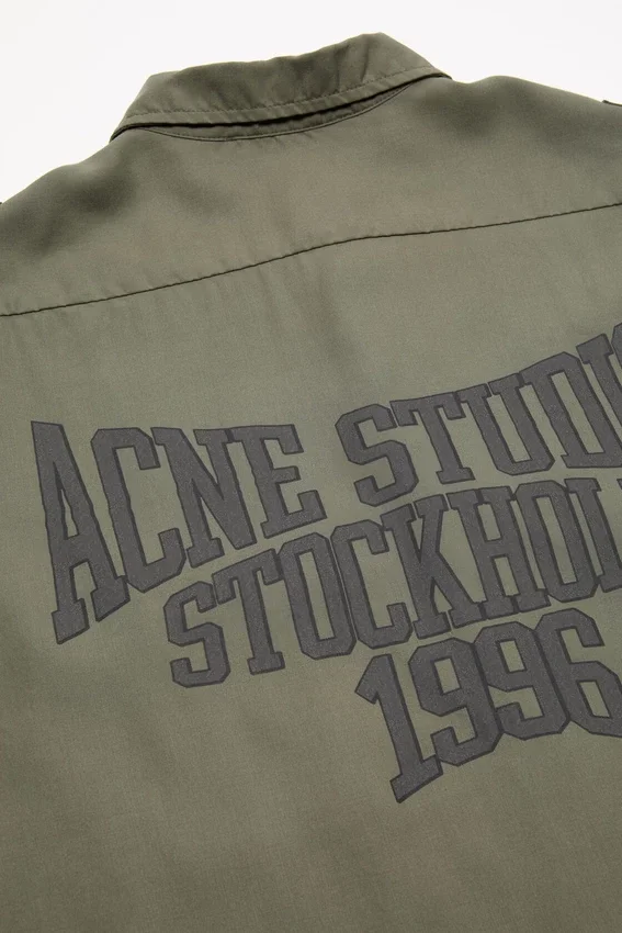 Skjorta med knappar och logotyp