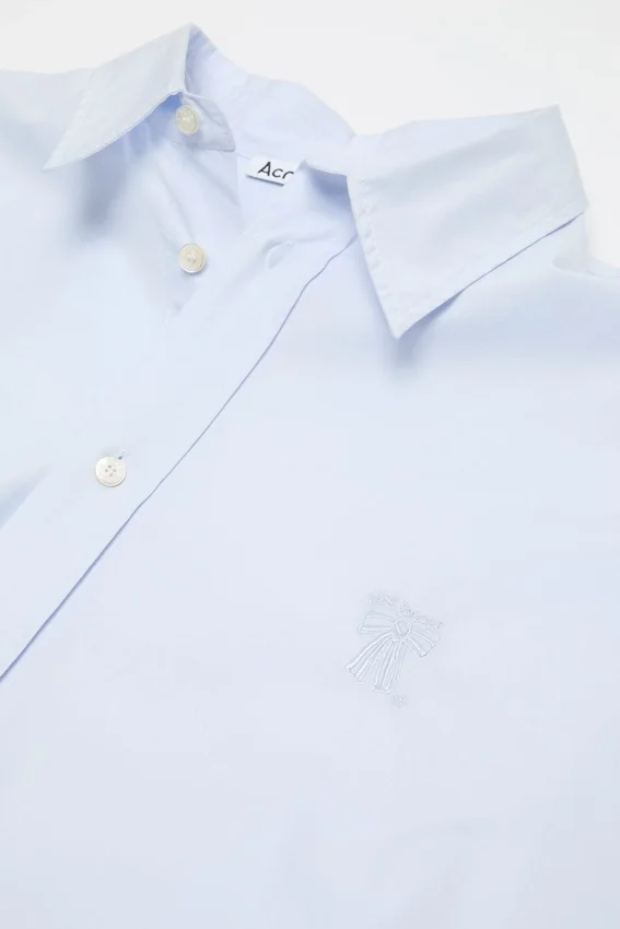 Skjorta med knappar och logotyp