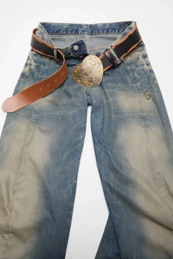 Skärp med hjärtlogotyp