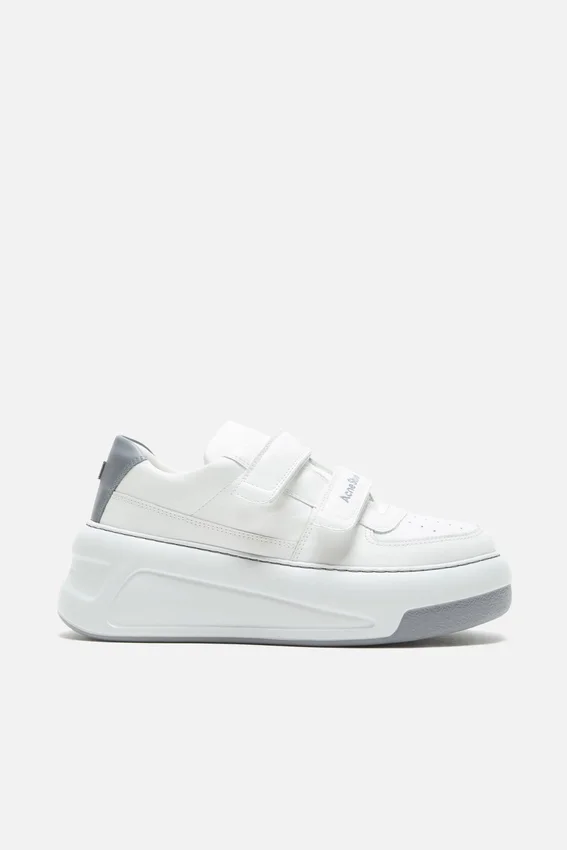 Sneakers i läder med kardborreband