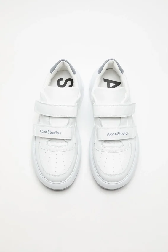 Sneakers i läder med kardborreband
