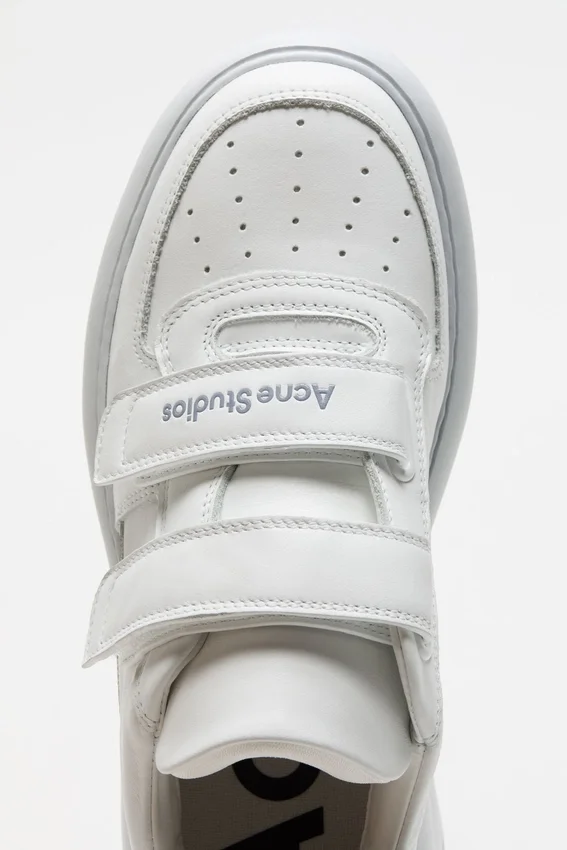 Sneakers i läder med kardborreband
