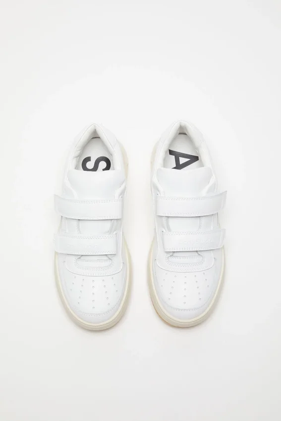 Sneakers med kardborreband