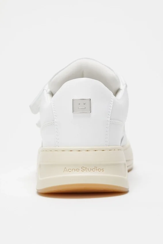 Sneakers med kardborreband