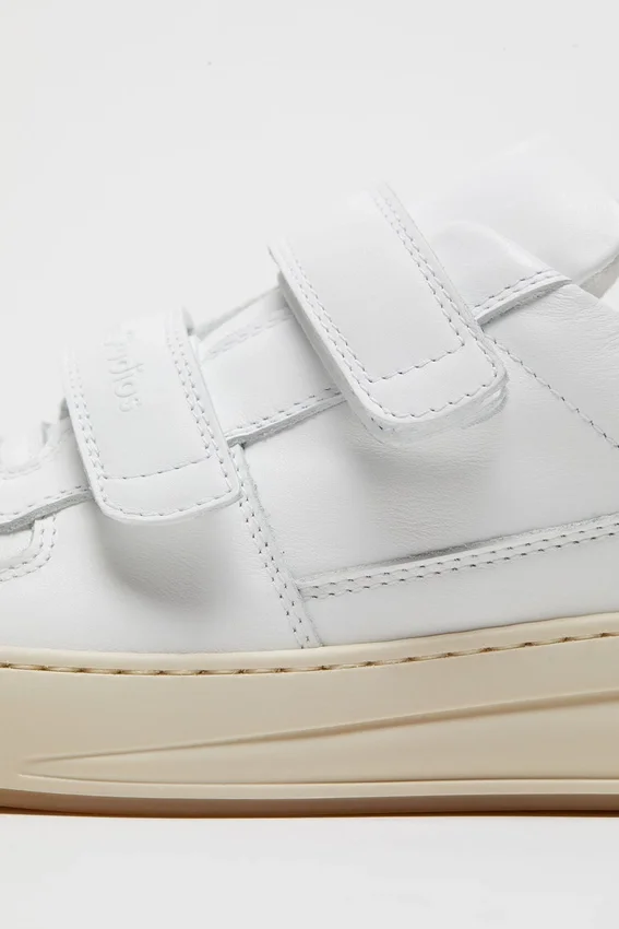 Sneakers med kardborreband