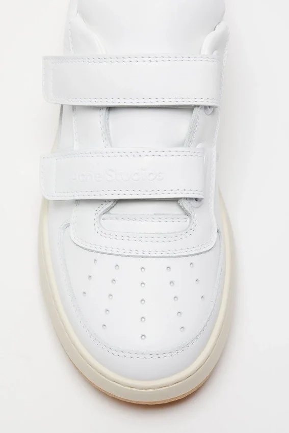 Sneakers med kardborreband