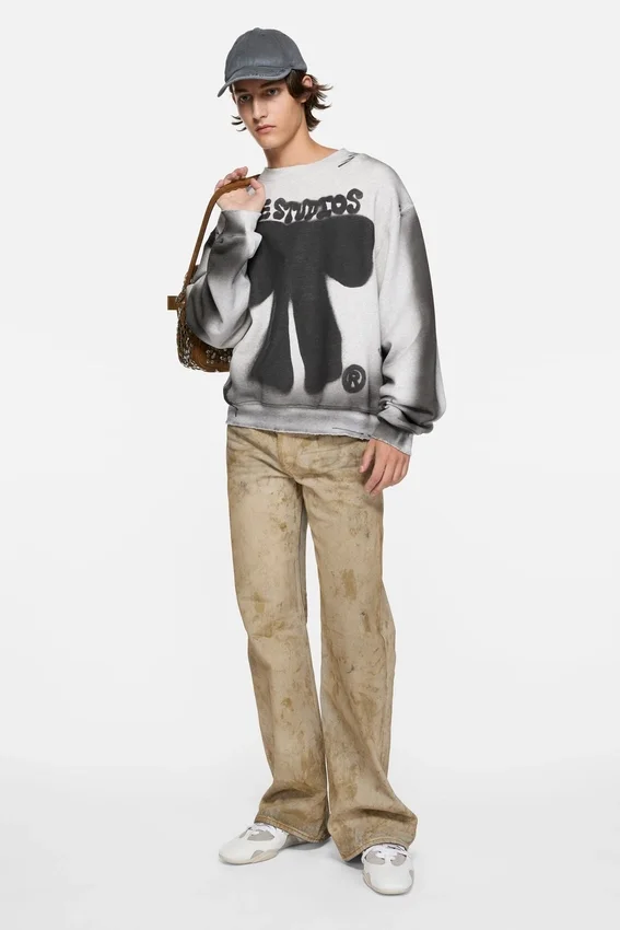Sweatshirt med sprayat logotryck