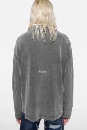 T-shirt med avslappnad passform och gummilogotyp