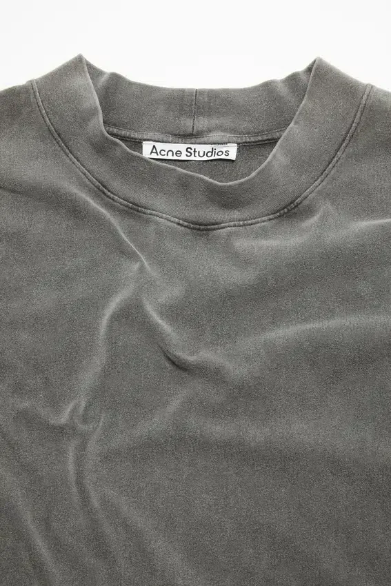 T-shirt med avslappnad passform och gummilogotyp