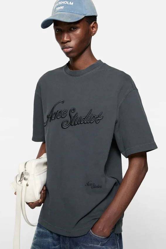 T-shirt med broderad logotyp