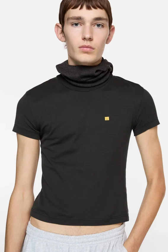 T-shirt med Face-logotyp – figursydd