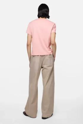 T-shirt med figursydd passform och logotyp