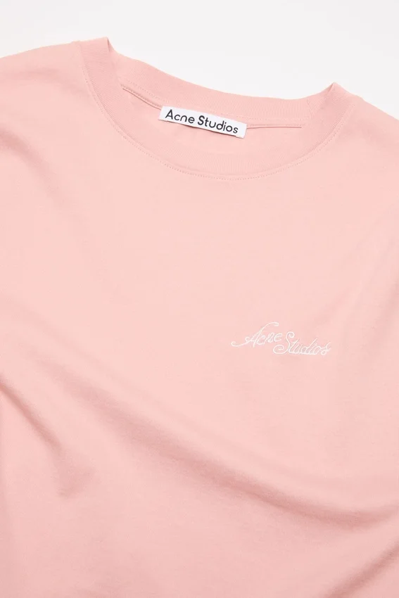 T-shirt med figursydd passform och logotyp