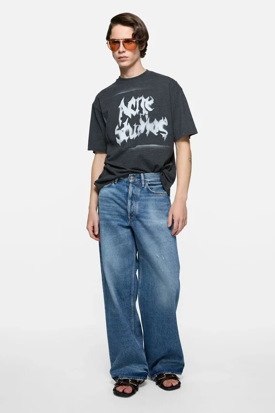 T-shirt med gotisk logotyp