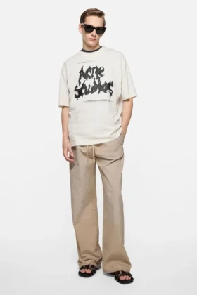 T-shirt med gotisk logotyp