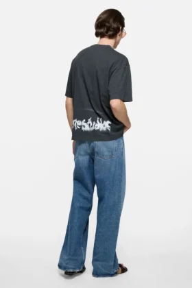 T-shirt med gotisk logotyp