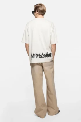 T-shirt med gotisk logotyp