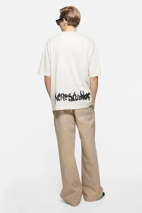 T-shirt med gotisk logotyp
