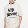 T-shirt med gotisk logotyp