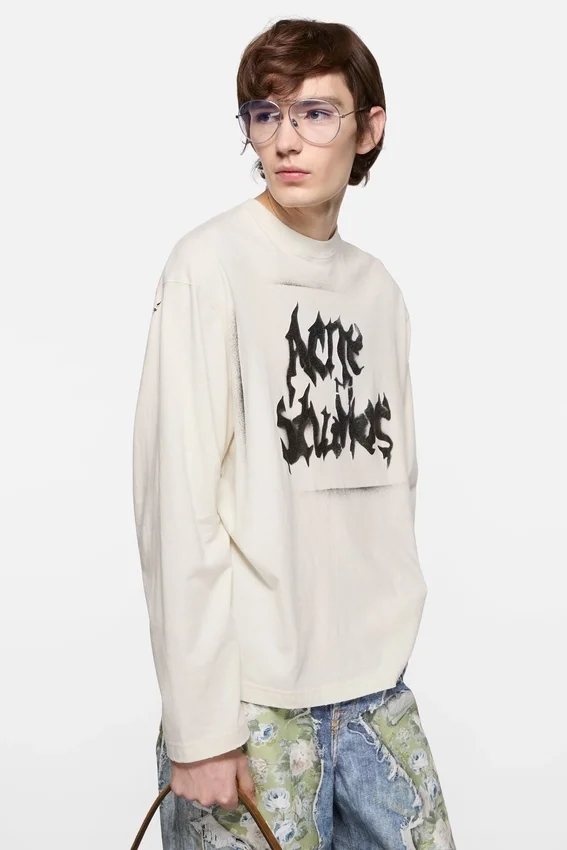 T-shirt med gotisk logotyp