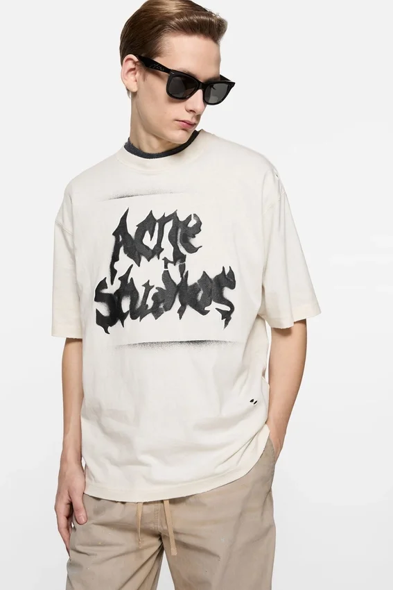 T-shirt med gotisk logotyp