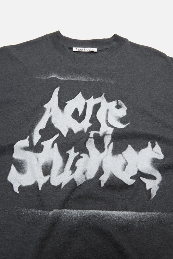 T-shirt med gotisk logotyp