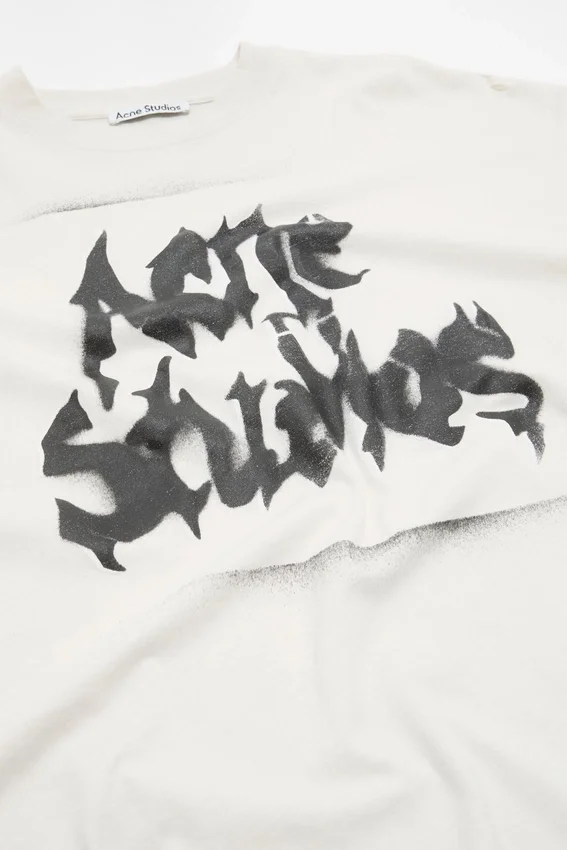 T-shirt med gotisk logotyp