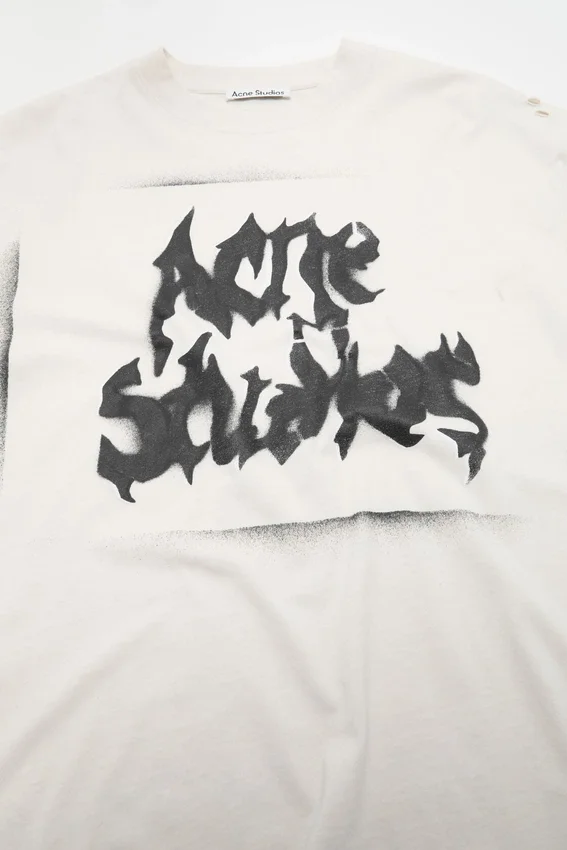 T-shirt med gotisk logotyp