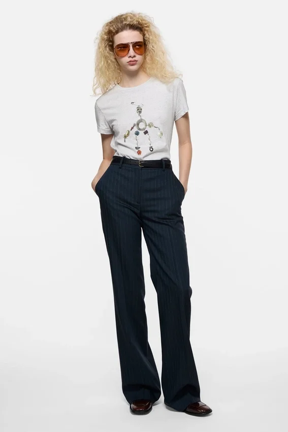 T-shirt med grafiskt tryck i figursydd passform
