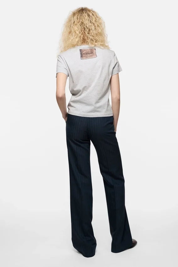 T-shirt med grafiskt tryck i figursydd passform
