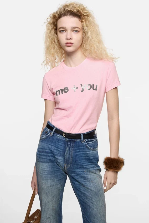 T-shirt med grafiskt tryck i figursydd passform