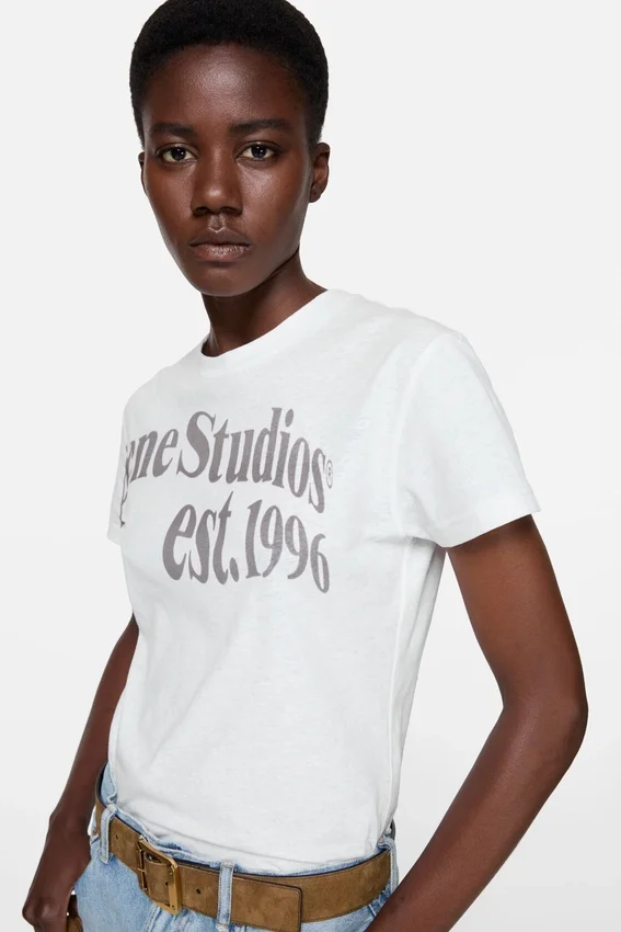 T-shirt med grafiskt tryck i figursydd passform