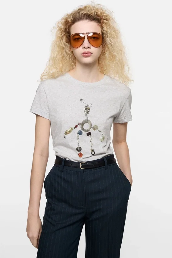 T-shirt med grafiskt tryck i figursydd passform