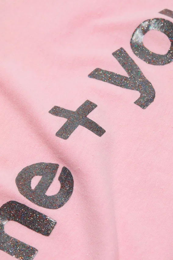 T-shirt med grafiskt tryck i figursydd passform