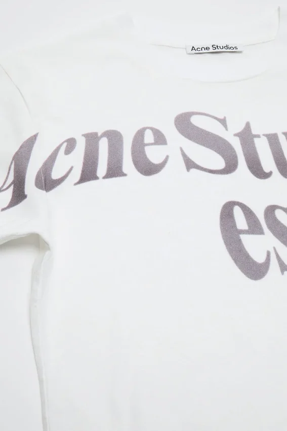 T-shirt med grafiskt tryck i figursydd passform